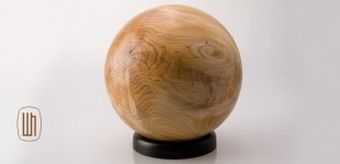 Kugel aus Eibenholz